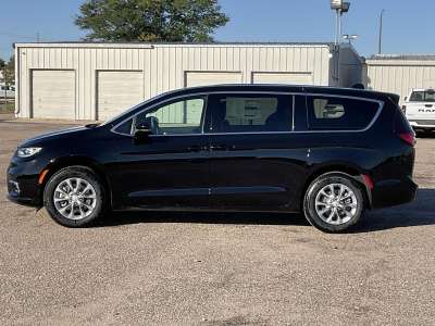 New 2026 Chrysler Pacifica Select Minivan for sale in Grand Island NE
